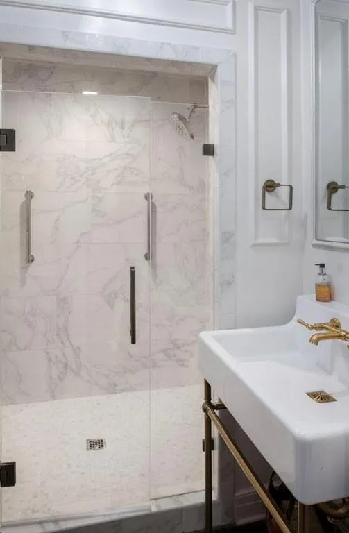 Bathroom for secondary bedrooms on main