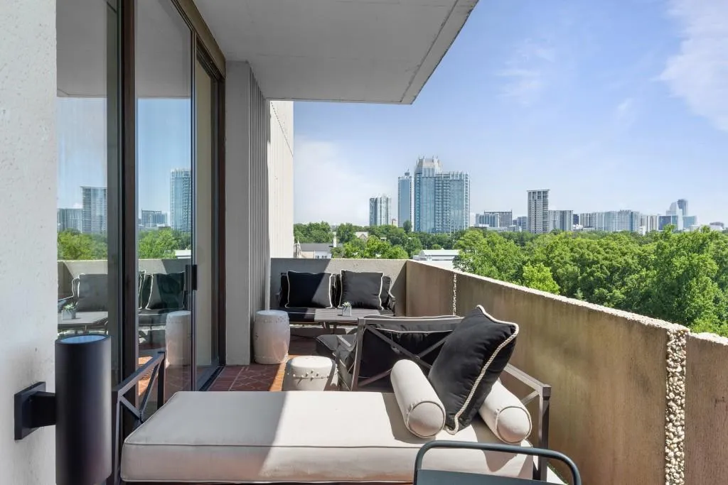 2575 Peachtree Road Ne Unit 14a, Atlanta, Georgia 30305, 2 Bedrooms Bedrooms, ,2 BathroomsBathrooms,Residential,For Sale,2575 Peachtree Road Ne Unit 14a,7619186