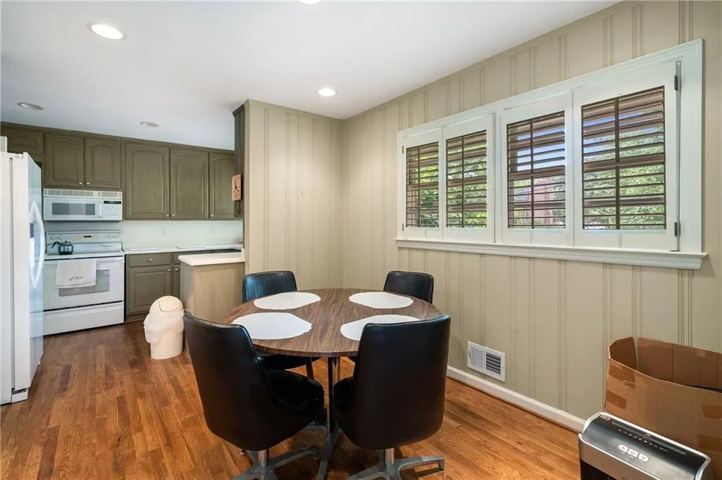 2559 Defoors Ferry Road Nw, Atlanta, Georgia 30318, 2 Bedrooms Bedrooms, ,1 BathroomBathrooms,Residential,For Sale,2559 Defoors Ferry Road Nw,7576957