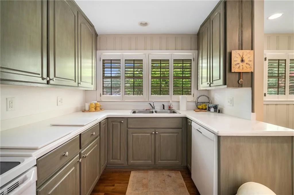 2559 Defoors Ferry Road Nw, Atlanta, Georgia 30318, 2 Bedrooms Bedrooms, ,1 BathroomBathrooms,Residential,For Sale,2559 Defoors Ferry Road Nw,7576957