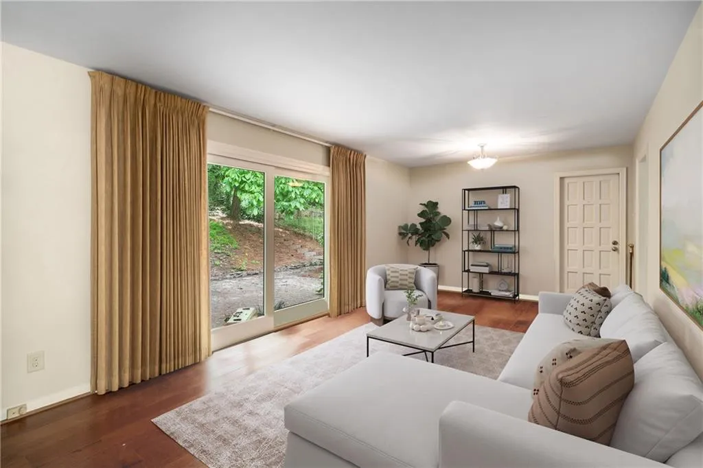 2559 Defoors Ferry Road Nw, Atlanta, Georgia 30318, 2 Bedrooms Bedrooms, ,1 BathroomBathrooms,Residential,For Sale,2559 Defoors Ferry Road Nw,7576957