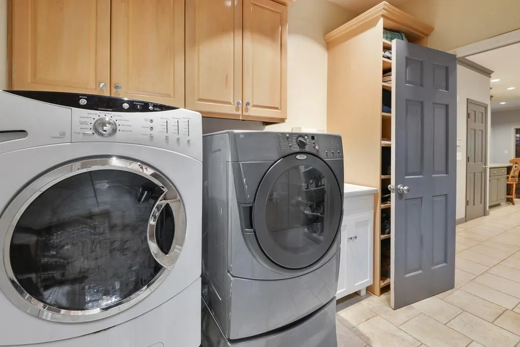 100 Cameron Glen Drive, Sandy Springs, Georgia 30328, 5 Bedrooms Bedrooms, ,4 BathroomsBathrooms,Residential,Sold,100 Cameron Glen Drive,6679678