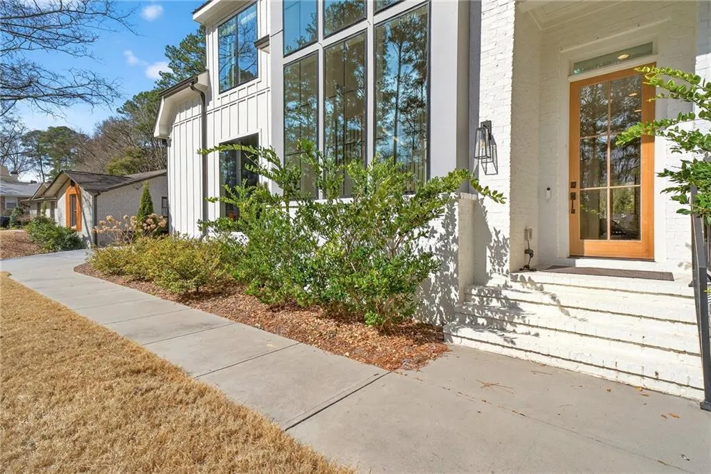 510 Windsor Parkway, Atlanta, Georgia 30342, 5 Bedrooms Bedrooms, ,5 BathroomsBathrooms,Residential,For Sale,510 Windsor Parkway,7765416