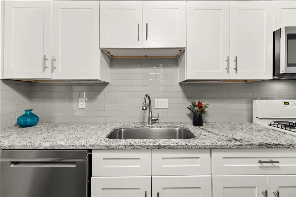 6851 Roswell Road Unit F32, Sandy Springs, Georgia 30328, 2 Bedrooms Bedrooms, ,2 BathroomsBathrooms,Residential,For Sale,6851 Roswell Road Unit F32,7622115