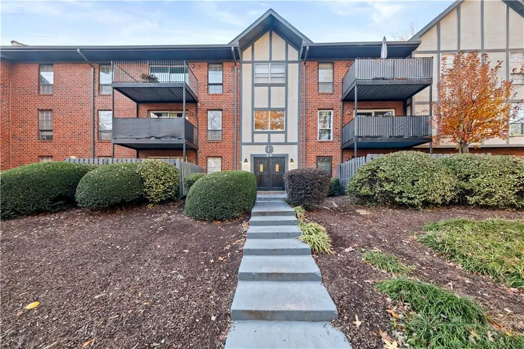 6851 Roswell Road Unit F32, Sandy Springs, Georgia 30328, 2 Bedrooms Bedrooms, ,2 BathroomsBathrooms,Residential,For Sale,6851 Roswell Road Unit F32,7622115