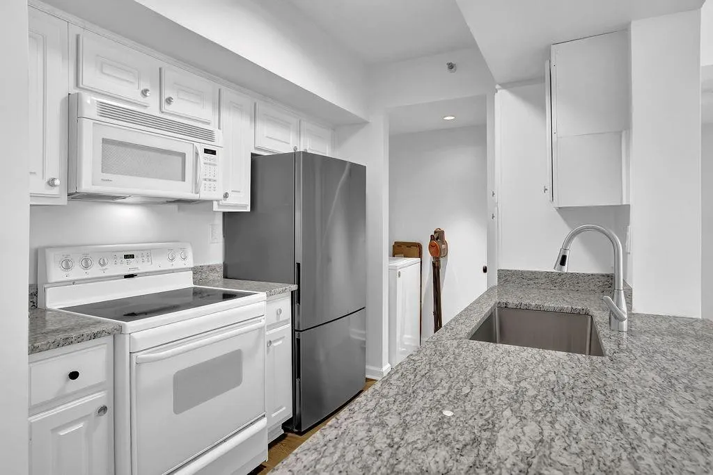 1 Biscayne Drive Nw Unit 304, Atlanta, Georgia 30309, 1 Bedroom Bedrooms, ,1 BathroomBathrooms,Residential,For Sale,1 Biscayne Drive Nw Unit 304,7640356
