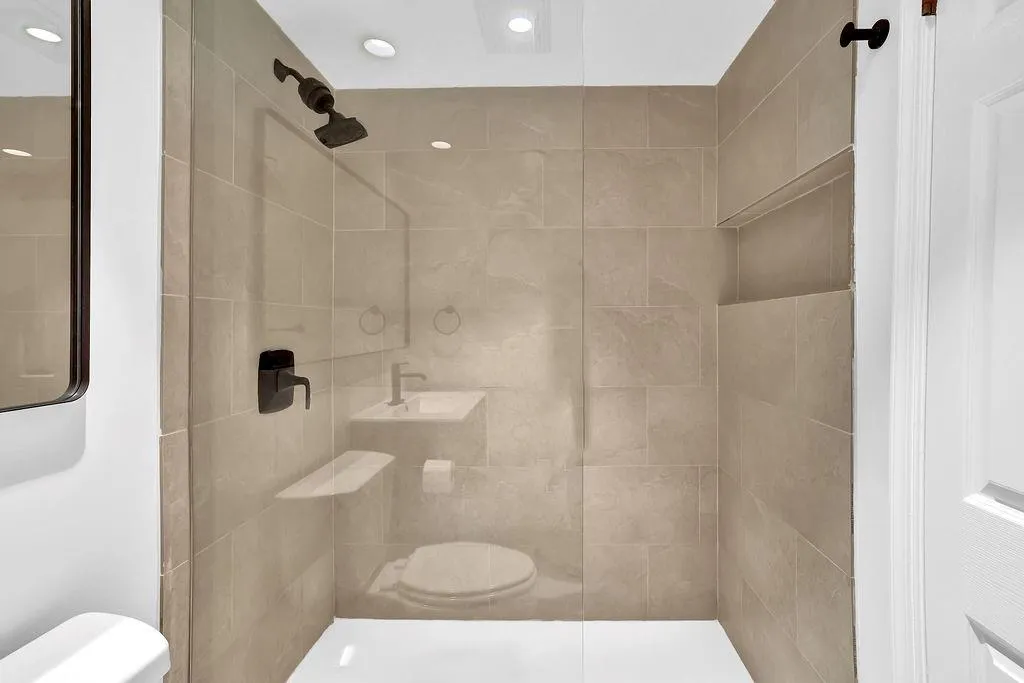 1 Biscayne Drive Nw Unit 304, Atlanta, Georgia 30309, 1 Bedroom Bedrooms, ,1 BathroomBathrooms,Residential,For Sale,1 Biscayne Drive Nw Unit 304,7640356