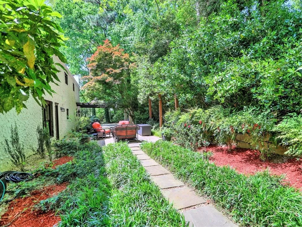 266 Dartmoor Circle, Sandy Springs, Georgia 30328, 4 Bedrooms Bedrooms, ,3 BathroomsBathrooms,Residential,Sold,266 Dartmoor Circle,7039403