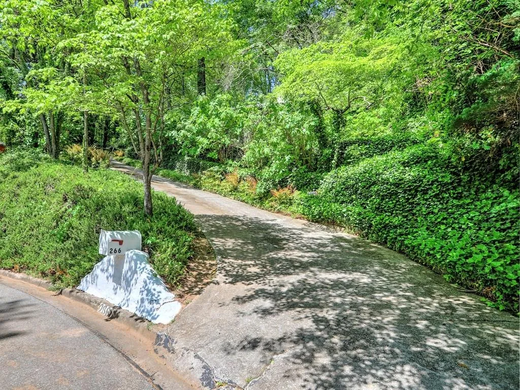 266 Dartmoor Circle, Sandy Springs, Georgia 30328, 4 Bedrooms Bedrooms, ,3 BathroomsBathrooms,Residential,Sold,266 Dartmoor Circle,7039403