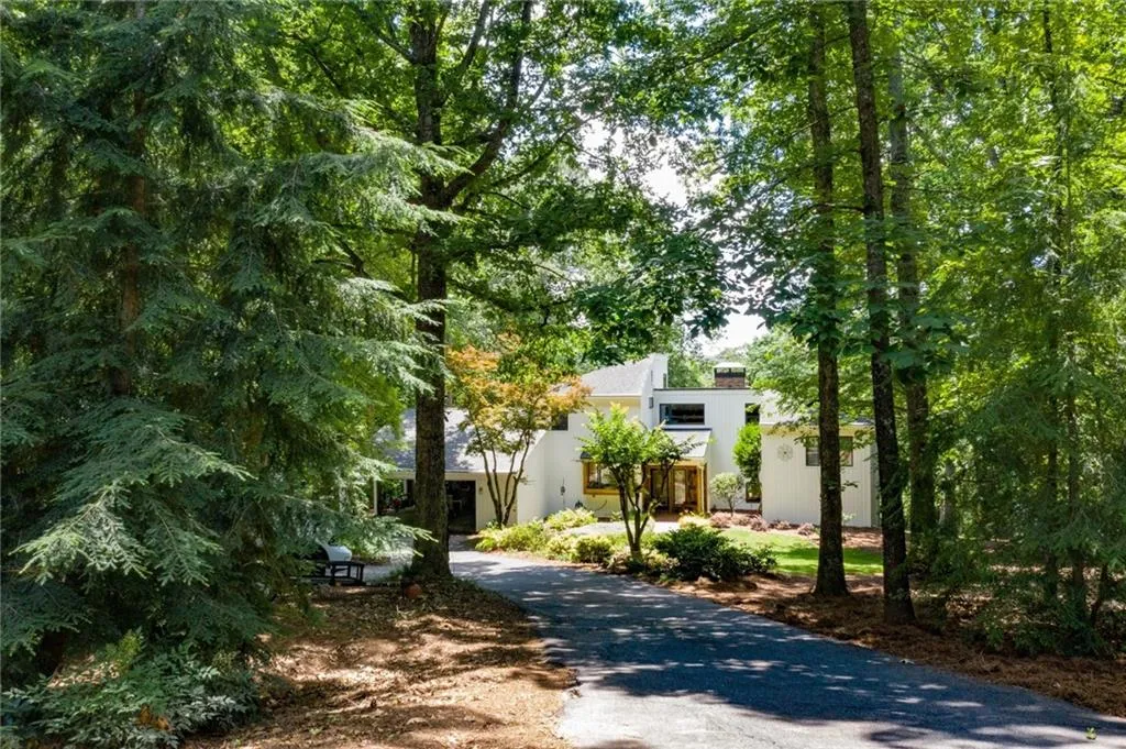 1650 Chevron Way, Sandy Springs, Georgia 30350, 4 Bedrooms Bedrooms, ,3 BathroomsBathrooms,Residential,Sold,1650 Chevron Way,6735952