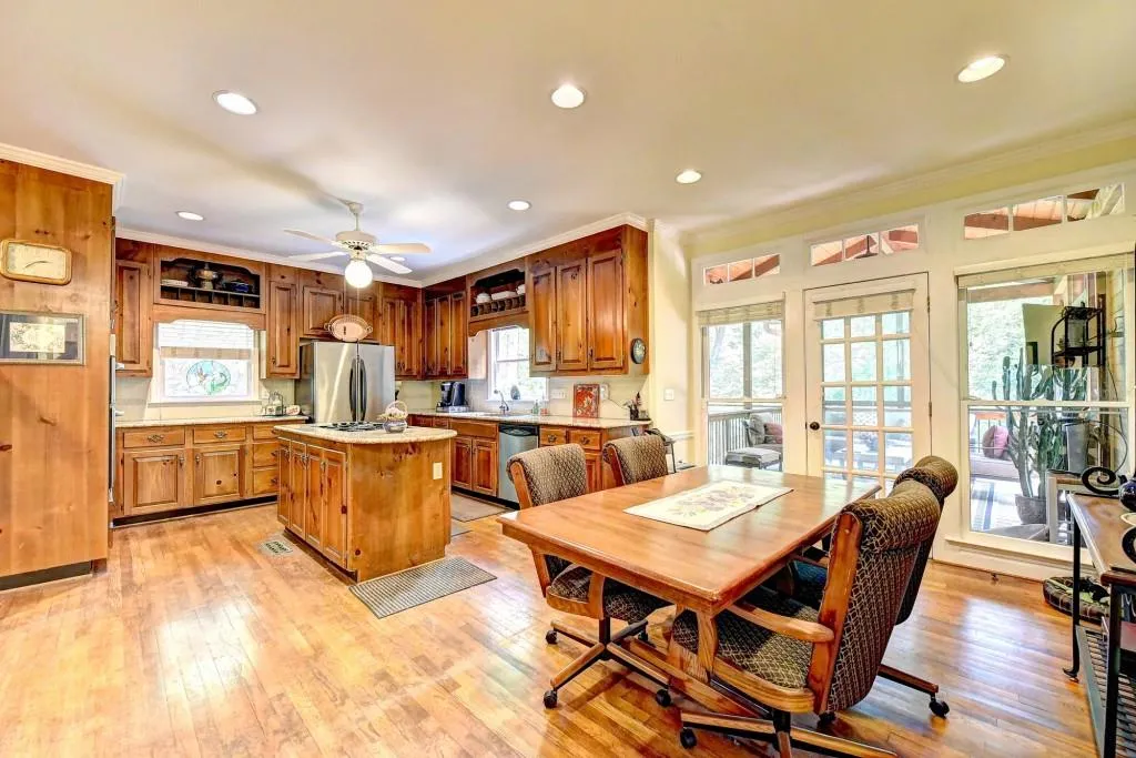 9580 Marsh Cove Court, Sandy Springs, Georgia 30350, 6 Bedrooms Bedrooms, ,5 BathroomsBathrooms,Residential,Sold,9580 Marsh Cove Court,6063741