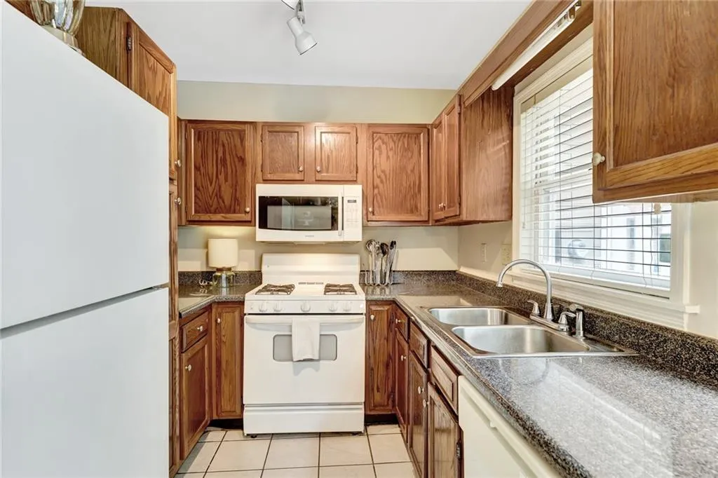 7500 Roswell Road Unit 28, Sandy Springs, Georgia 30350, 2 Bedrooms Bedrooms, ,2 BathroomsBathrooms,Residential,Sold,7500 Roswell Road Unit 28,6917547