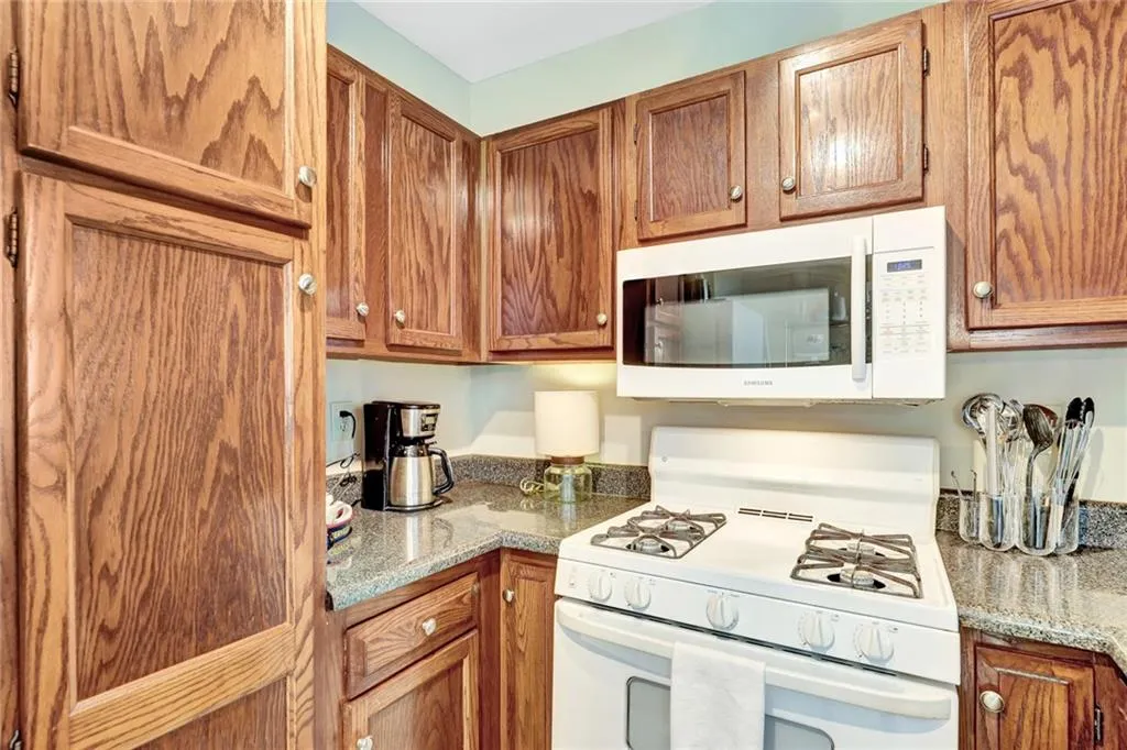 7500 Roswell Road Unit 28, Sandy Springs, Georgia 30350, 2 Bedrooms Bedrooms, ,2 BathroomsBathrooms,Residential,Sold,7500 Roswell Road Unit 28,6917547