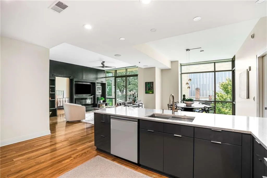 905 Juniper Street Ne Unit 512, Atlanta, Georgia 30309, 3 Bedrooms Bedrooms, ,3 BathroomsBathrooms,Residential,For Sale,905 Juniper Street Ne Unit 512,7649412