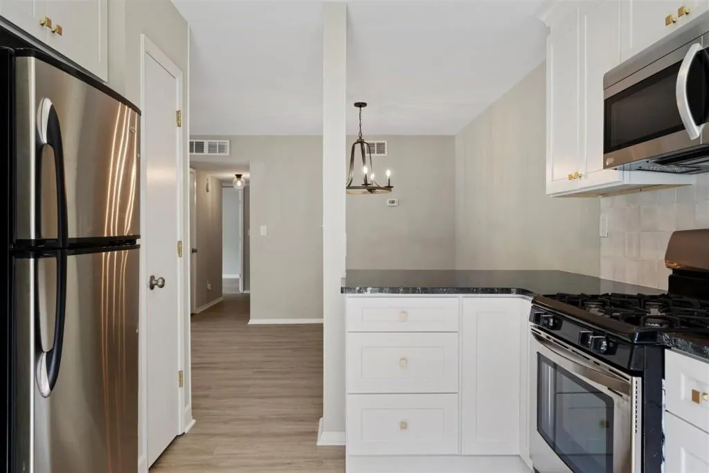 1106 Woodcliff Drive, Sandy Springs, Georgia 30350, 2 Bedrooms Bedrooms, ,2 BathroomsBathrooms,Residential,Sold,1106 Woodcliff Drive,6867505