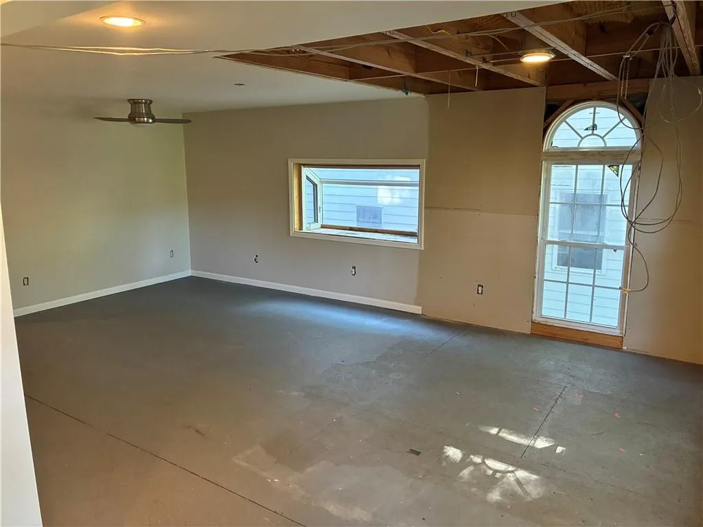 Empty room with baseboards and ceiling fan