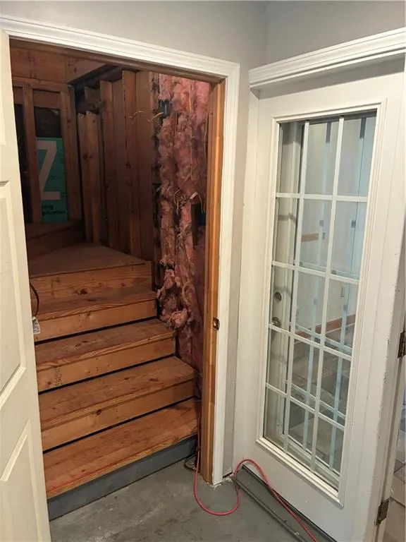 Stairs with concrete flooring