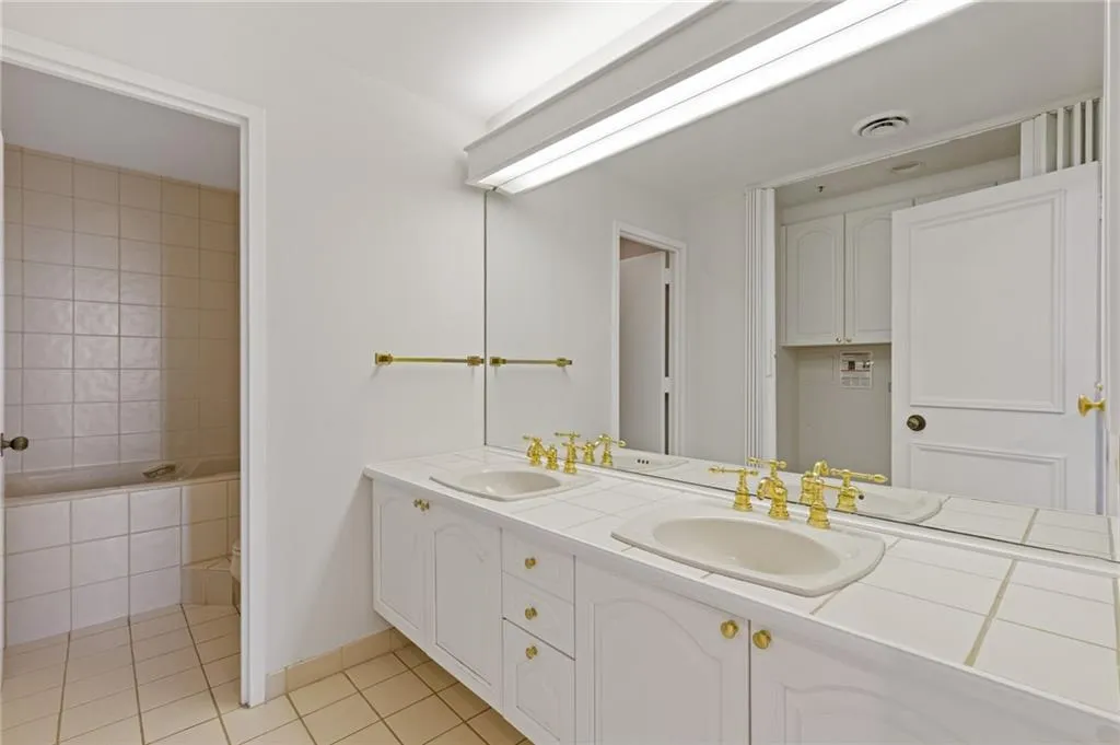 2660 Peachtree Road Nw Unit 30g, Atlanta, Georgia 30305, 2 Bedrooms Bedrooms, ,2 BathroomsBathrooms,Residential,For Sale,2660 Peachtree Road Nw Unit 30g,7620735