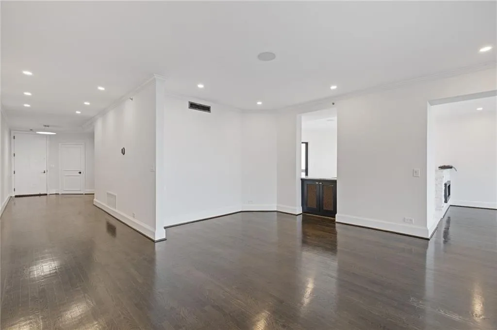 2660 Peachtree Road Nw Unit 30g, Atlanta, Georgia 30305, 2 Bedrooms Bedrooms, ,2 BathroomsBathrooms,Residential,For Sale,2660 Peachtree Road Nw Unit 30g,7620735