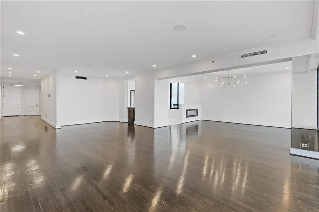 2660 Peachtree Road Nw Unit 30g, Atlanta, Georgia 30305, 2 Bedrooms Bedrooms, ,2 BathroomsBathrooms,Residential,For Sale,2660 Peachtree Road Nw Unit 30g,7620735