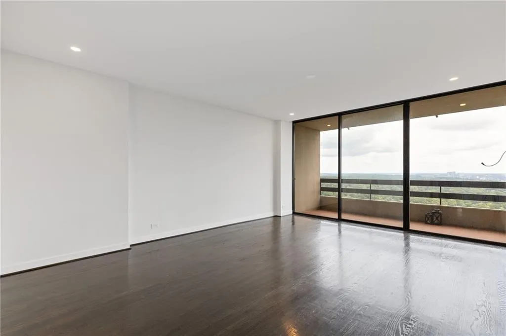 2660 Peachtree Road Nw Unit 30g, Atlanta, Georgia 30305, 2 Bedrooms Bedrooms, ,2 BathroomsBathrooms,Residential,For Sale,2660 Peachtree Road Nw Unit 30g,7620735