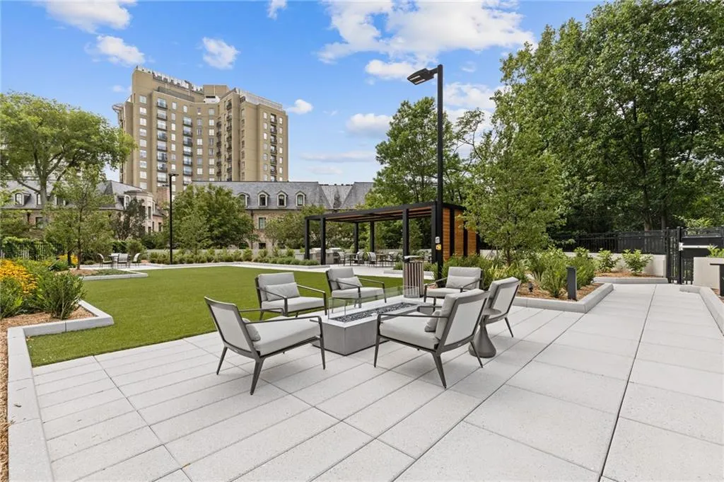 2660 Peachtree Road Nw Unit 30g, Atlanta, Georgia 30305, 2 Bedrooms Bedrooms, ,2 BathroomsBathrooms,Residential,For Sale,2660 Peachtree Road Nw Unit 30g,7620735