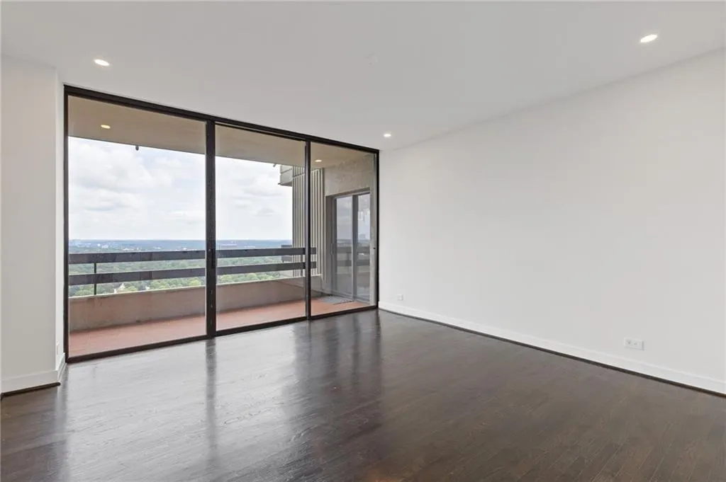 2660 Peachtree Road Nw Unit 30g, Atlanta, Georgia 30305, 2 Bedrooms Bedrooms, ,2 BathroomsBathrooms,Residential,For Sale,2660 Peachtree Road Nw Unit 30g,7620735