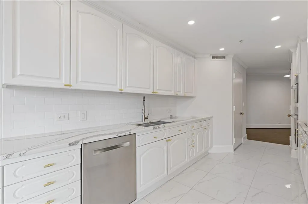 2660 Peachtree Road Nw Unit 30g, Atlanta, Georgia 30305, 2 Bedrooms Bedrooms, ,2 BathroomsBathrooms,Residential,For Sale,2660 Peachtree Road Nw Unit 30g,7620735