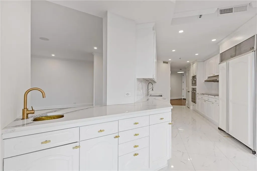 2660 Peachtree Road Nw Unit 30g, Atlanta, Georgia 30305, 2 Bedrooms Bedrooms, ,2 BathroomsBathrooms,Residential,For Sale,2660 Peachtree Road Nw Unit 30g,7620735