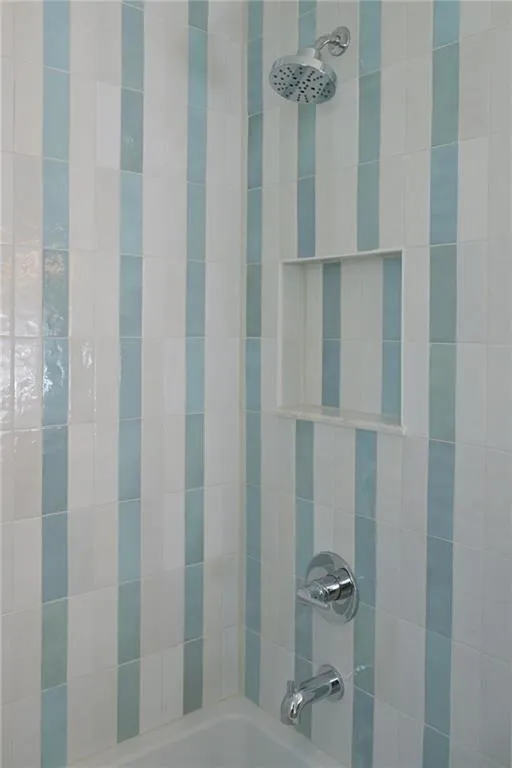 Bathroom with tiled shower / bath combo