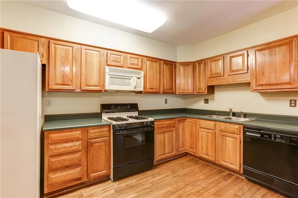 3873 Roswell Road Ne Unit 22, Atlanta, Georgia 30342, 3 Bedrooms Bedrooms, ,2 BathroomsBathrooms,Residential,Sold,3873 Roswell Road Ne Unit 22,6532362