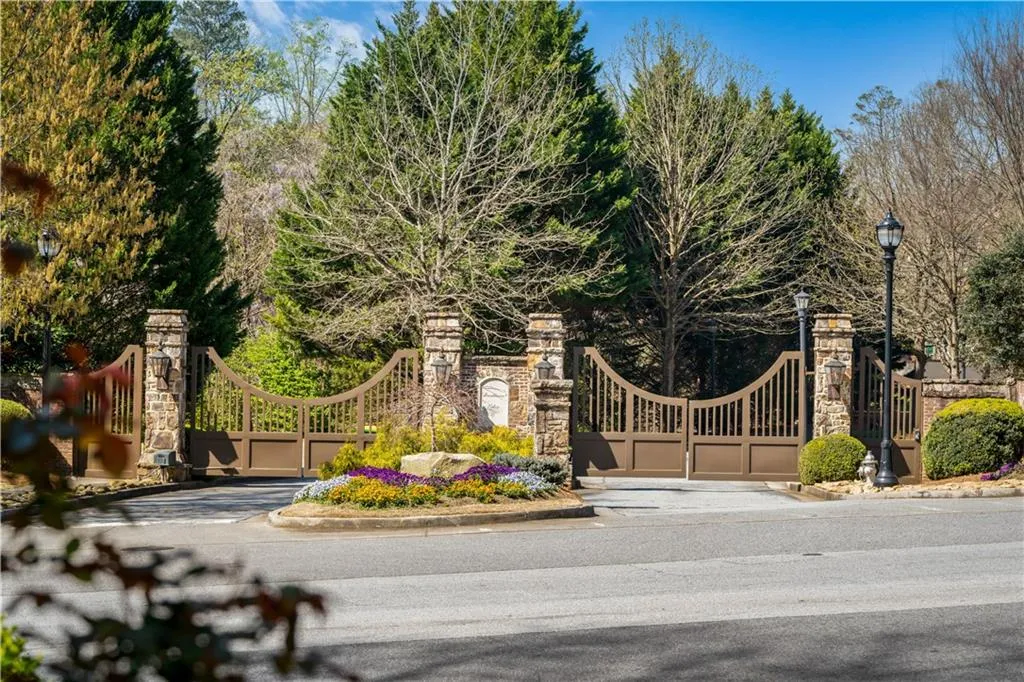 275 Trimble Crest Drive, Atlanta, Georgia 30342, 5 Bedrooms Bedrooms, ,5 BathroomsBathrooms,Residential,Sold,275 Trimble Crest Drive,7190968