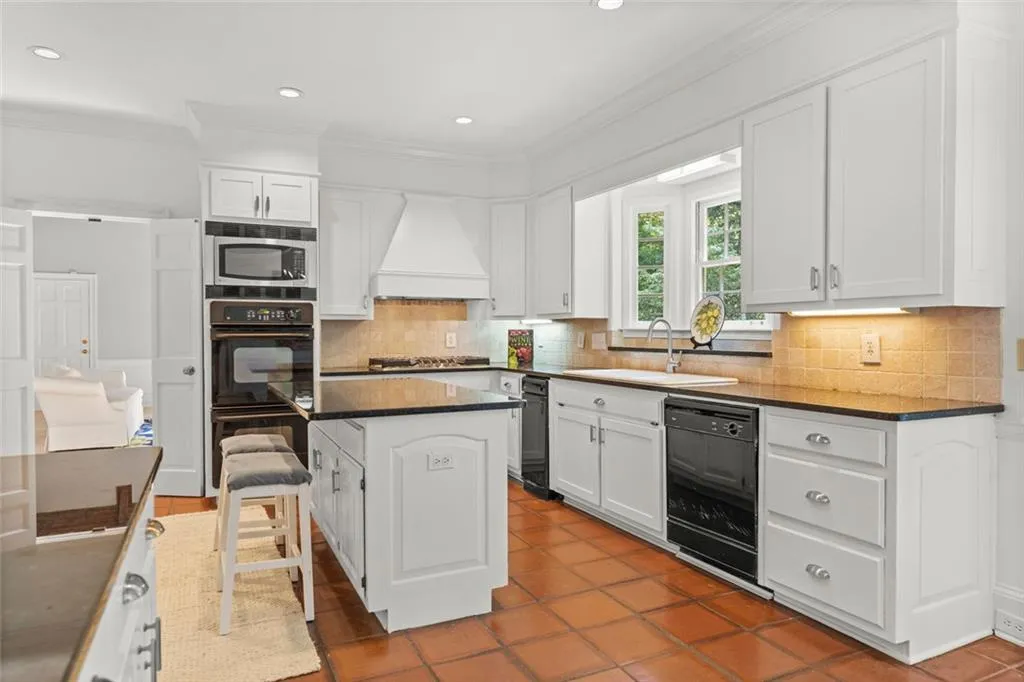 New White kitchen cabinetry