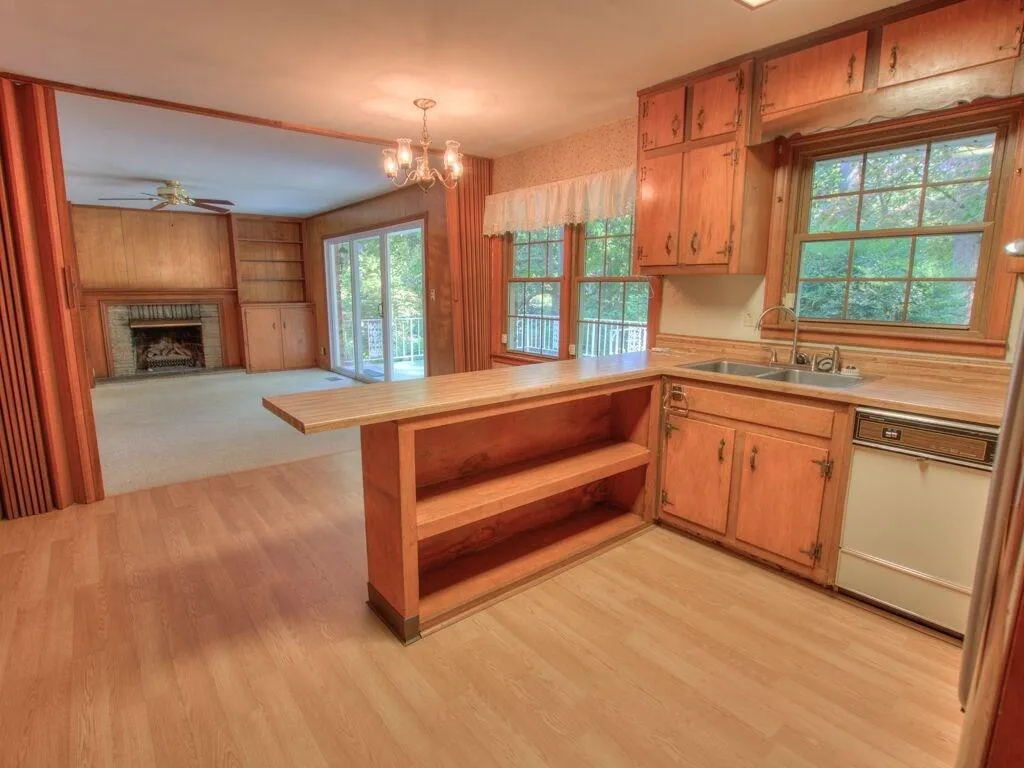 6835 Heathfield Drive, Sandy Springs, Georgia 30328, 5 Bedrooms Bedrooms, ,3 BathroomsBathrooms,Residential,Sold,6835 Heathfield Drive,5909519