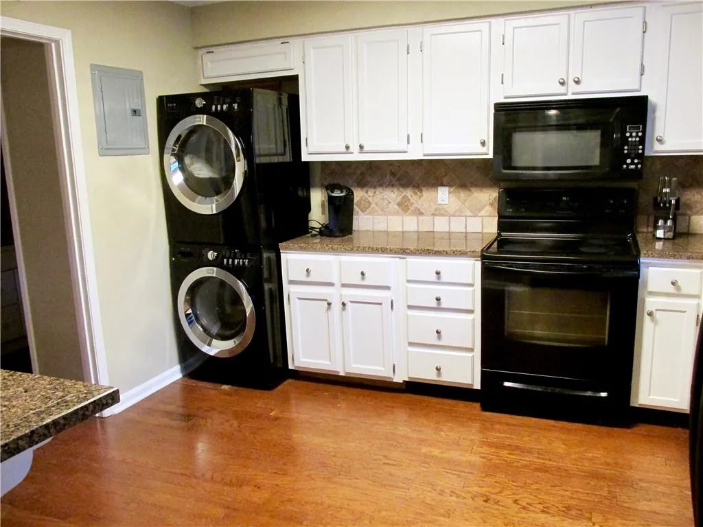 6520 Roswell Road Unit 110, Atlanta, Georgia 30328, 3 Bedrooms Bedrooms, ,2 BathroomsBathrooms,Residential,Sold,6520 Roswell Road Unit 110,5893306