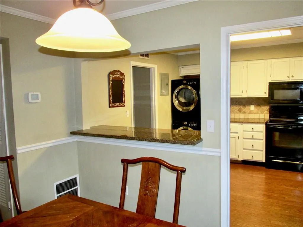 6520 Roswell Road Unit 110, Atlanta, Georgia 30328, 3 Bedrooms Bedrooms, ,2 BathroomsBathrooms,Residential,Sold,6520 Roswell Road Unit 110,5893306