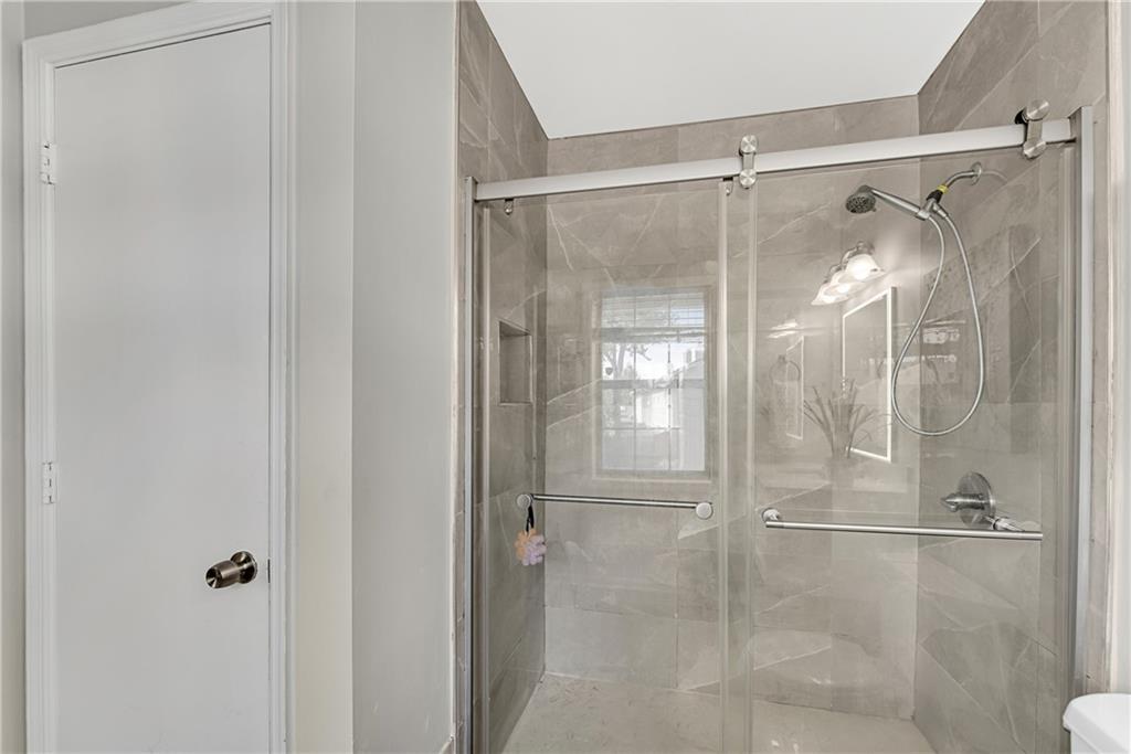 7750 Roswell Road Unit 9E, Sandy Springs, Georgia 30350, 3 Bedrooms Bedrooms, ,2 BathroomsBathrooms,Residential,Sold,7750 Roswell Road Unit 9E,7295823