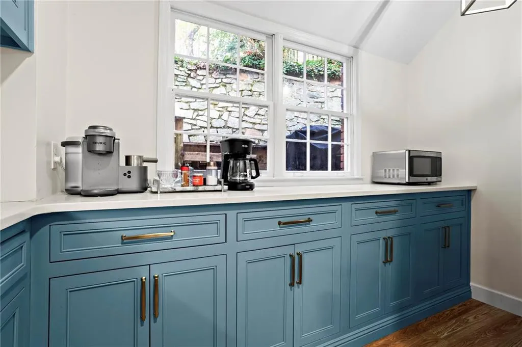 905 Edgewater Trail, Sandy Springs, Georgia 30328, 5 Bedrooms Bedrooms, ,4 BathroomsBathrooms,Residential,Sold,905 Edgewater Trail,7487802