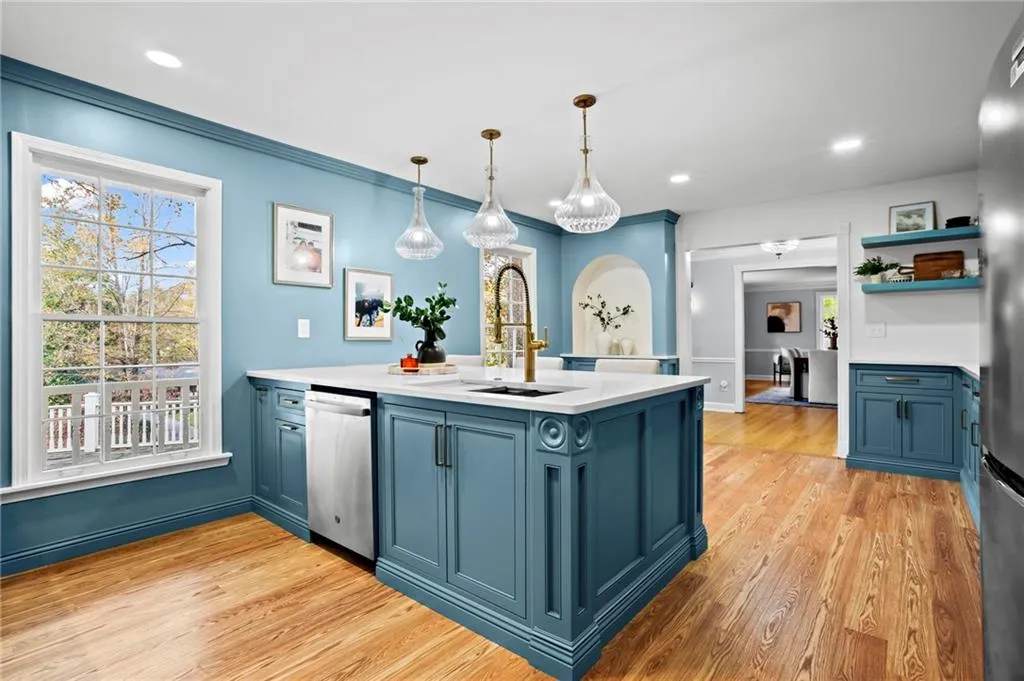 905 Edgewater Trail, Sandy Springs, Georgia 30328, 5 Bedrooms Bedrooms, ,4 BathroomsBathrooms,Residential,Sold,905 Edgewater Trail,7487802