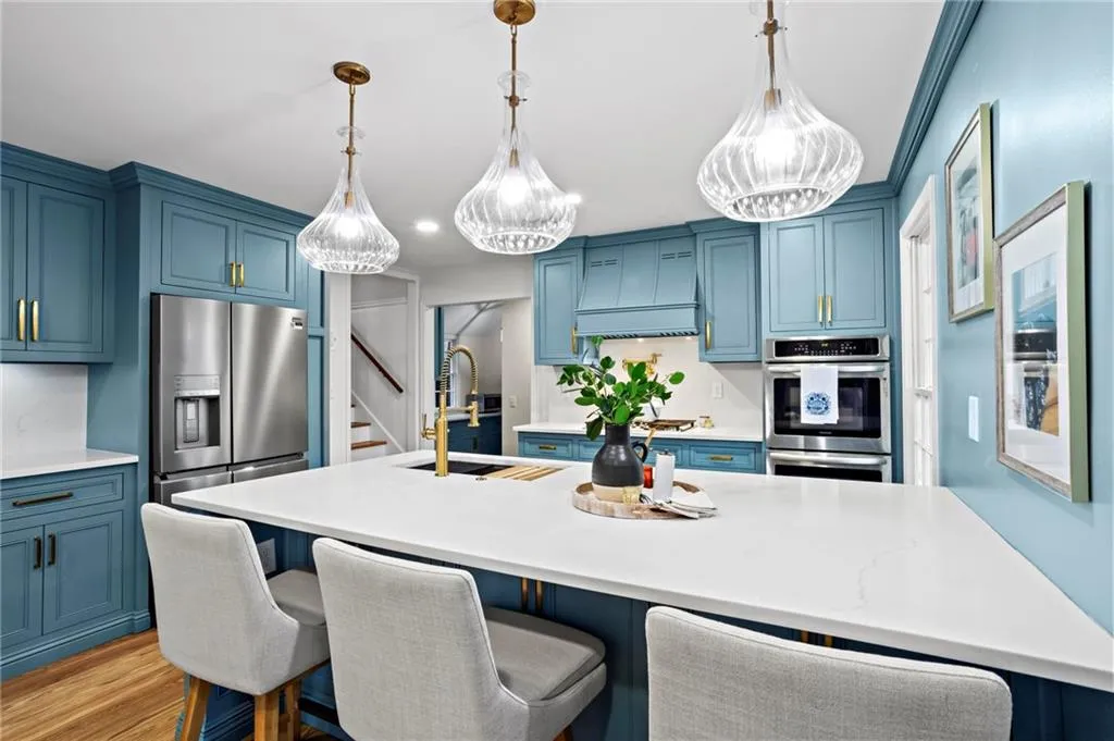 905 Edgewater Trail, Sandy Springs, Georgia 30328, 5 Bedrooms Bedrooms, ,4 BathroomsBathrooms,Residential,Sold,905 Edgewater Trail,7487802