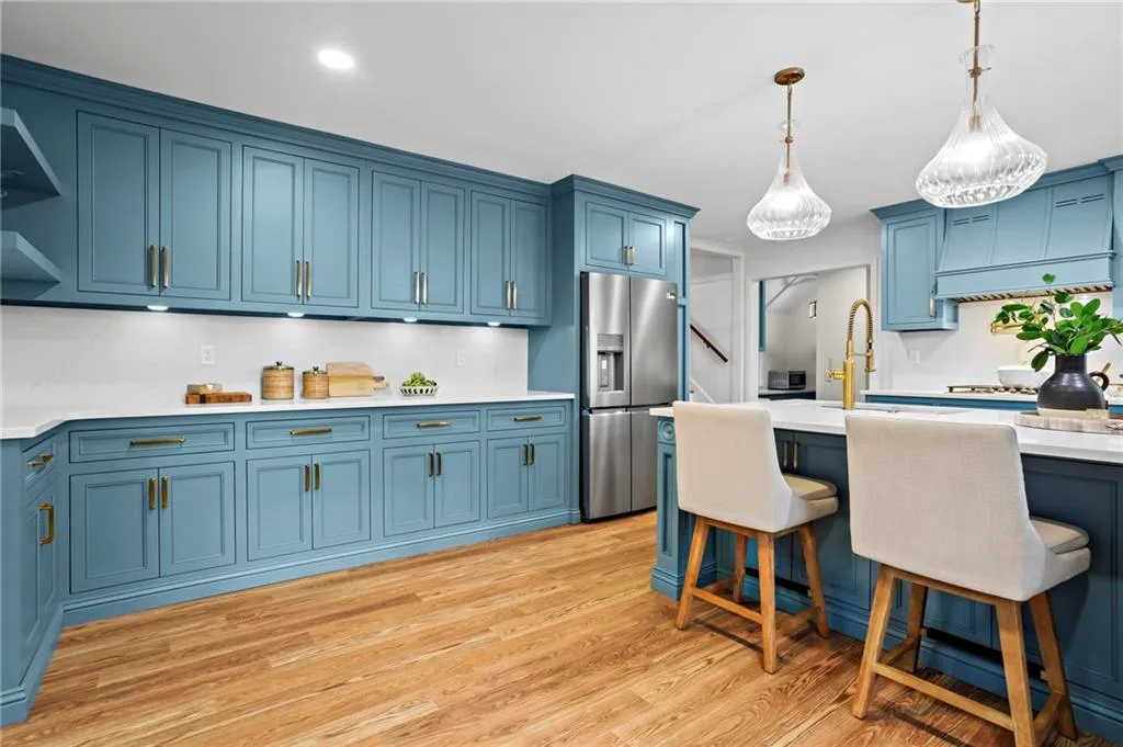 905 Edgewater Trail, Sandy Springs, Georgia 30328, 5 Bedrooms Bedrooms, ,4 BathroomsBathrooms,Residential,Sold,905 Edgewater Trail,7487802