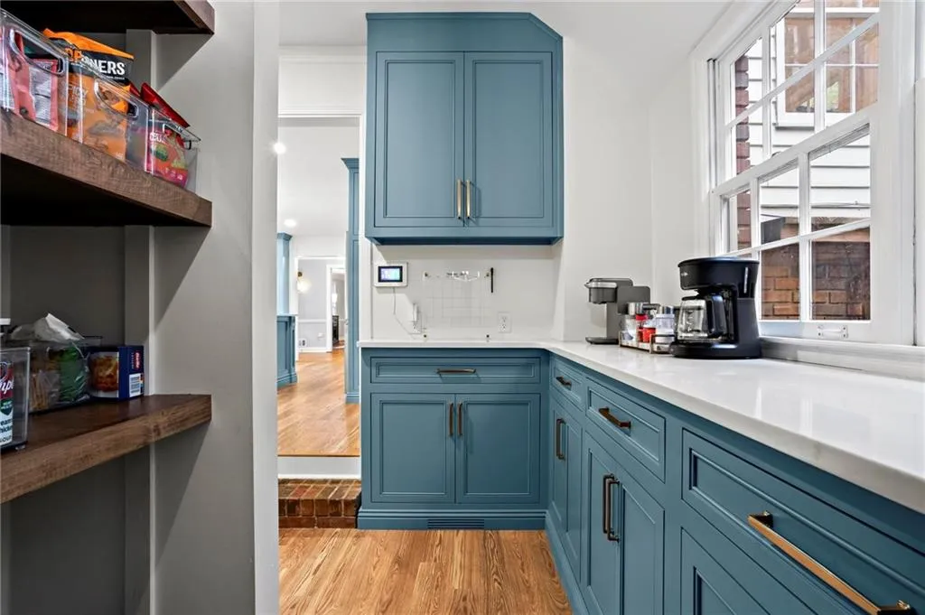 905 Edgewater Trail, Sandy Springs, Georgia 30328, 5 Bedrooms Bedrooms, ,4 BathroomsBathrooms,Residential,Sold,905 Edgewater Trail,7487802