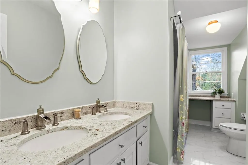 905 Edgewater Trail, Sandy Springs, Georgia 30328, 5 Bedrooms Bedrooms, ,4 BathroomsBathrooms,Residential,Sold,905 Edgewater Trail,7487802