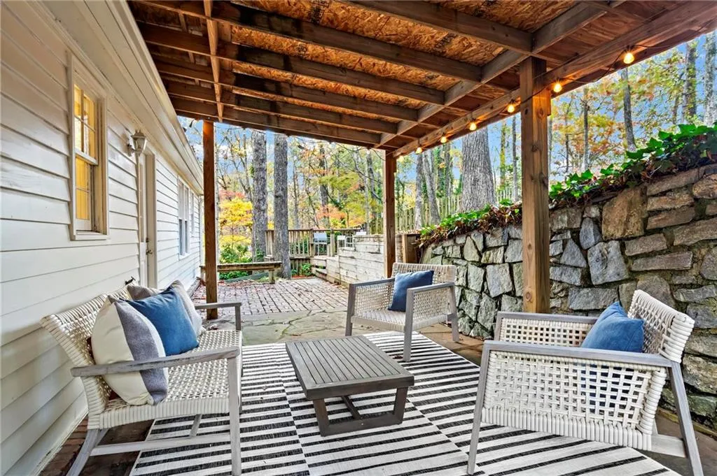 905 Edgewater Trail, Sandy Springs, Georgia 30328, 5 Bedrooms Bedrooms, ,4 BathroomsBathrooms,Residential,Sold,905 Edgewater Trail,7487802