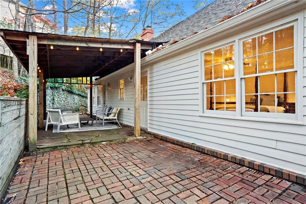 905 Edgewater Trail, Sandy Springs, Georgia 30328, 5 Bedrooms Bedrooms, ,4 BathroomsBathrooms,Residential,Sold,905 Edgewater Trail,7487802