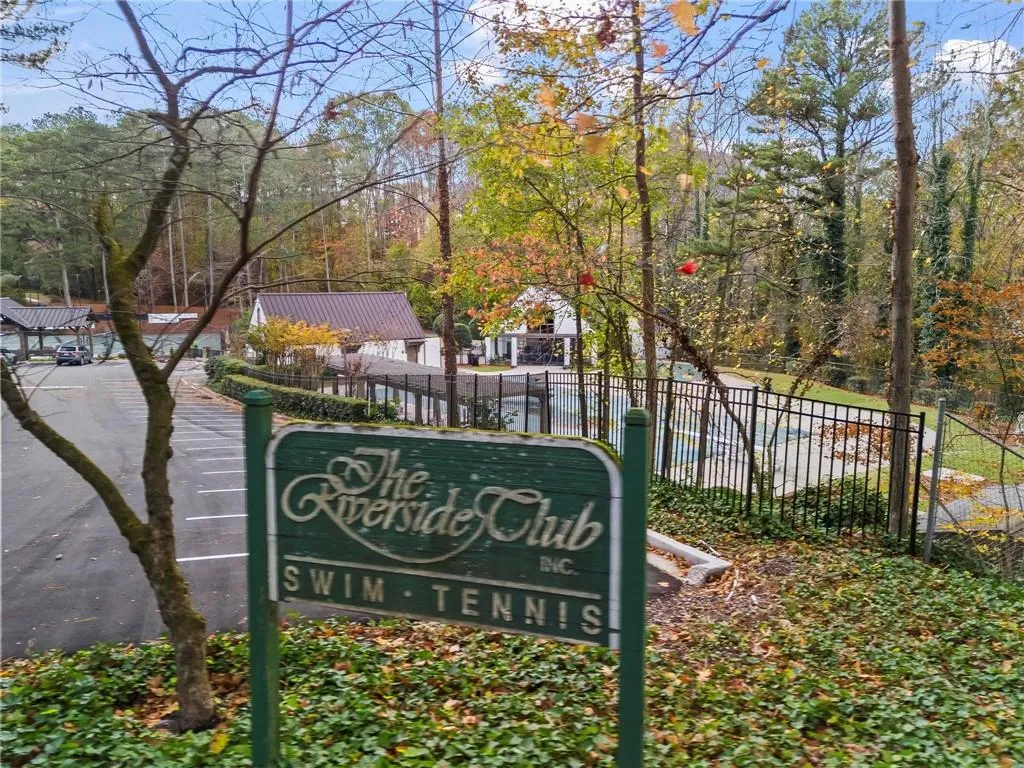 905 Edgewater Trail, Sandy Springs, Georgia 30328, 5 Bedrooms Bedrooms, ,4 BathroomsBathrooms,Residential,Sold,905 Edgewater Trail,7487802