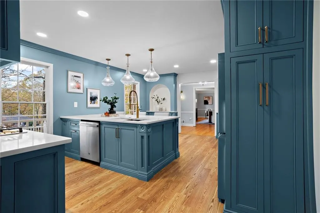 905 Edgewater Trail, Sandy Springs, Georgia 30328, 5 Bedrooms Bedrooms, ,4 BathroomsBathrooms,Residential,Sold,905 Edgewater Trail,7487802