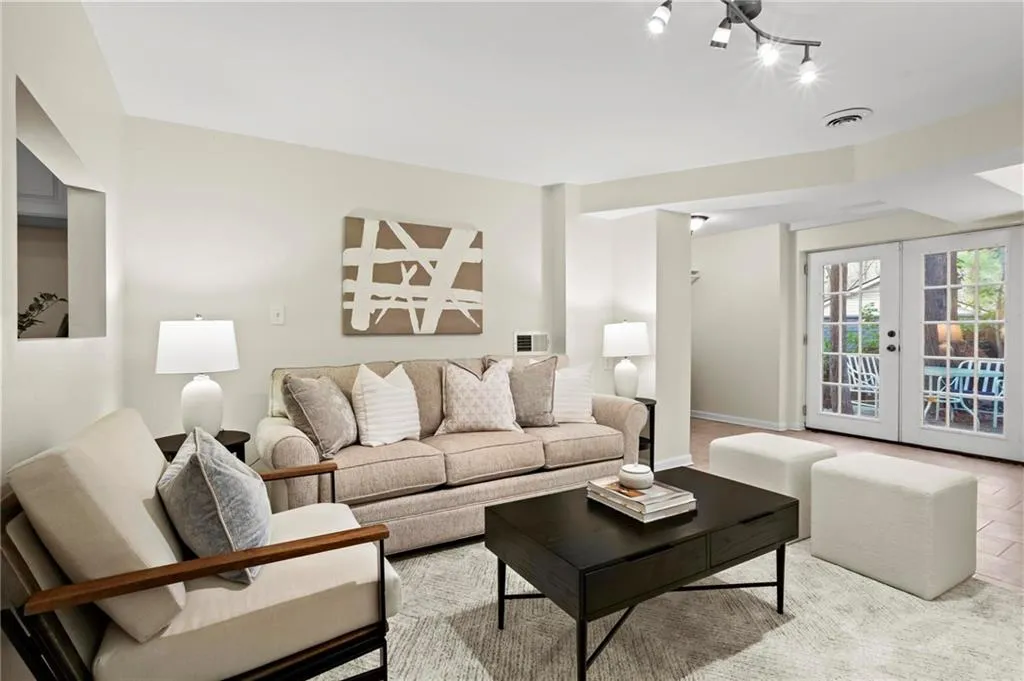 905 Edgewater Trail, Sandy Springs, Georgia 30328, 5 Bedrooms Bedrooms, ,4 BathroomsBathrooms,Residential,Sold,905 Edgewater Trail,7487802