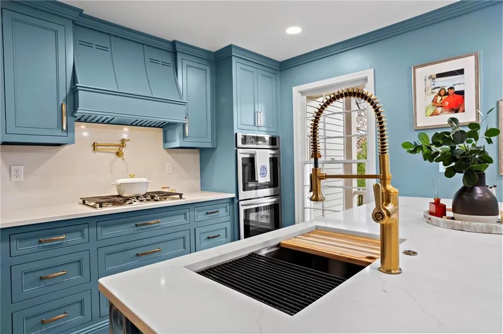 905 Edgewater Trail, Sandy Springs, Georgia 30328, 5 Bedrooms Bedrooms, ,4 BathroomsBathrooms,Residential,Sold,905 Edgewater Trail,7487802