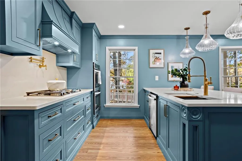 905 Edgewater Trail, Sandy Springs, Georgia 30328, 5 Bedrooms Bedrooms, ,4 BathroomsBathrooms,Residential,Sold,905 Edgewater Trail,7487802